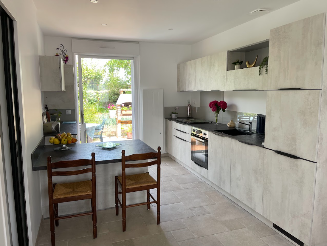 Rénovation d’une cuisine et de l’entrée d’une maison des années 80 à Bouaye avec aménagement fonctionnel et lumineux