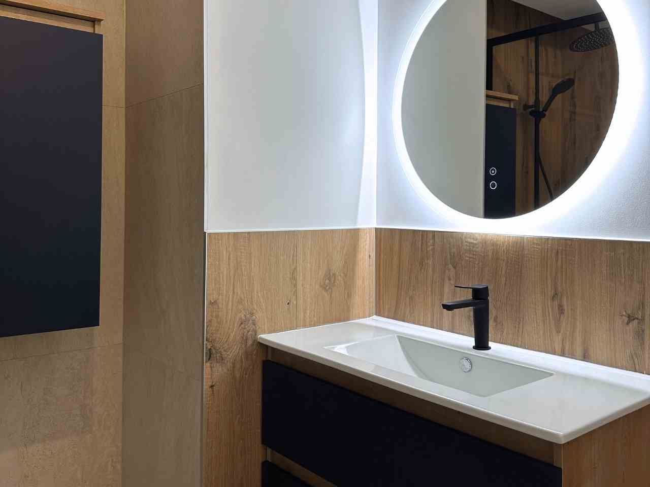 Meuble vasque suspendu et miroir rétro-éclairé dans une salle de bain rénovée à Nantes