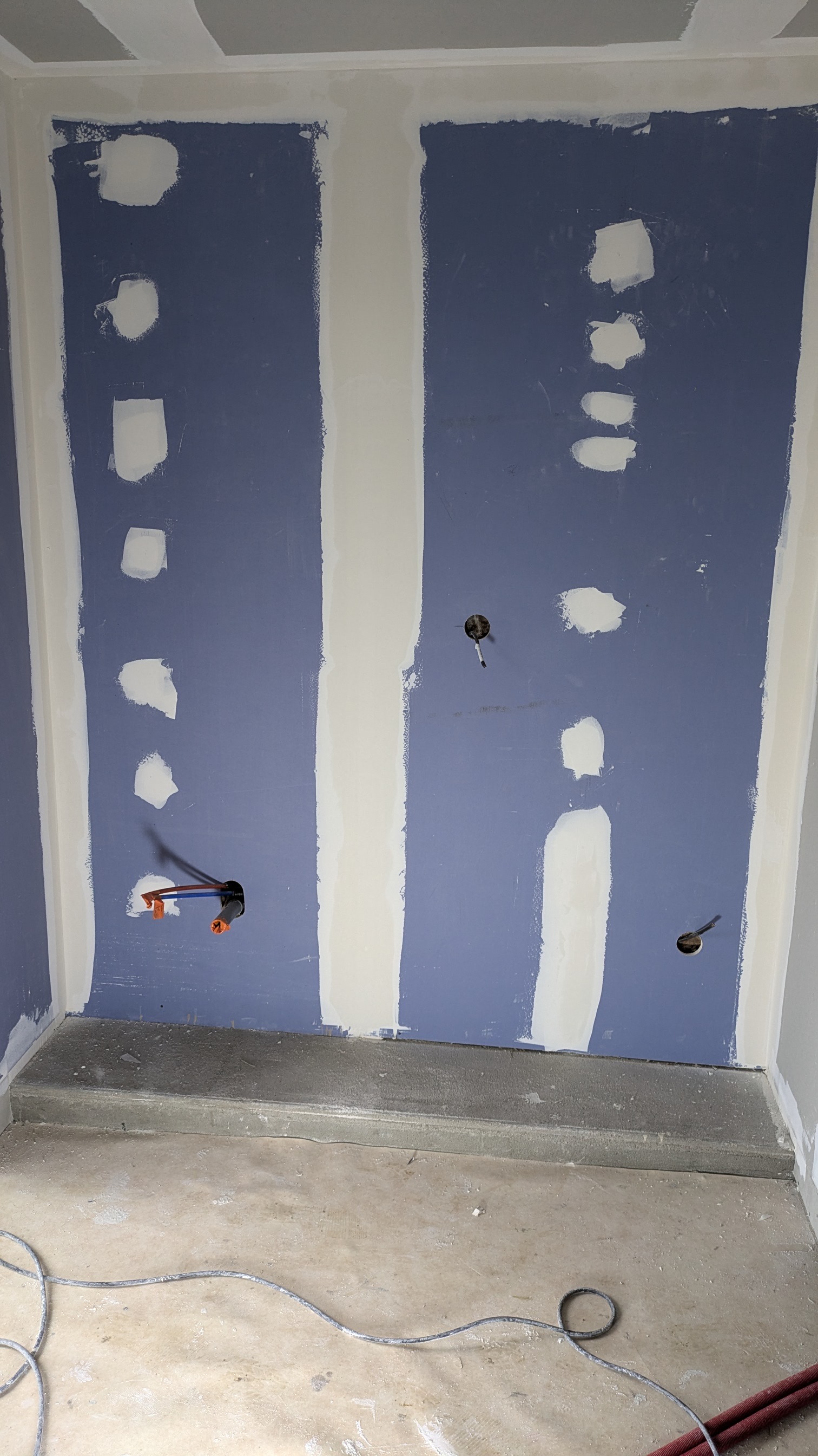 Détail de chantier montrant l’anticipation des réseaux électriques avant la rénovation d’une maison existante.