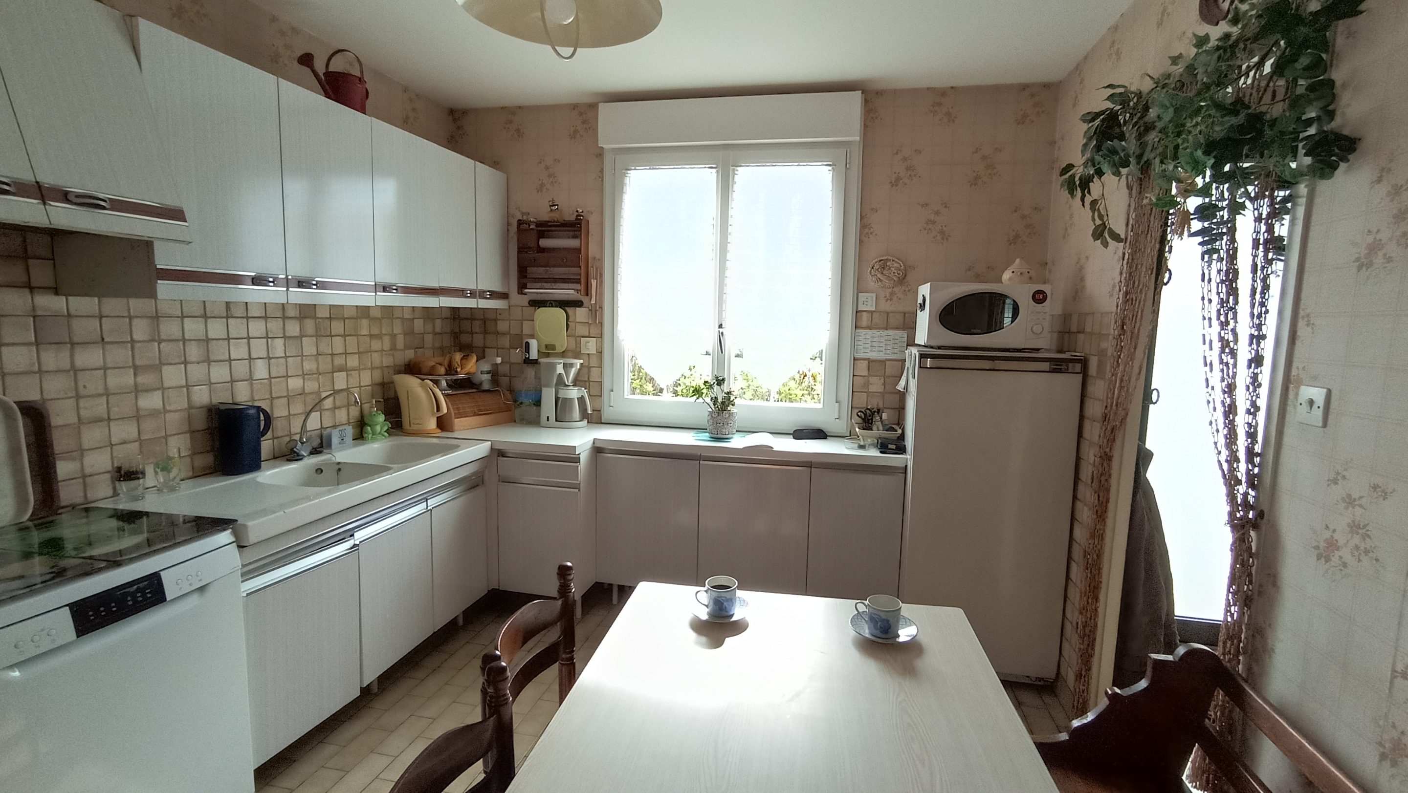 ancienne cuisine d'une maison des années 70 avant rénovation dans la région nantaise