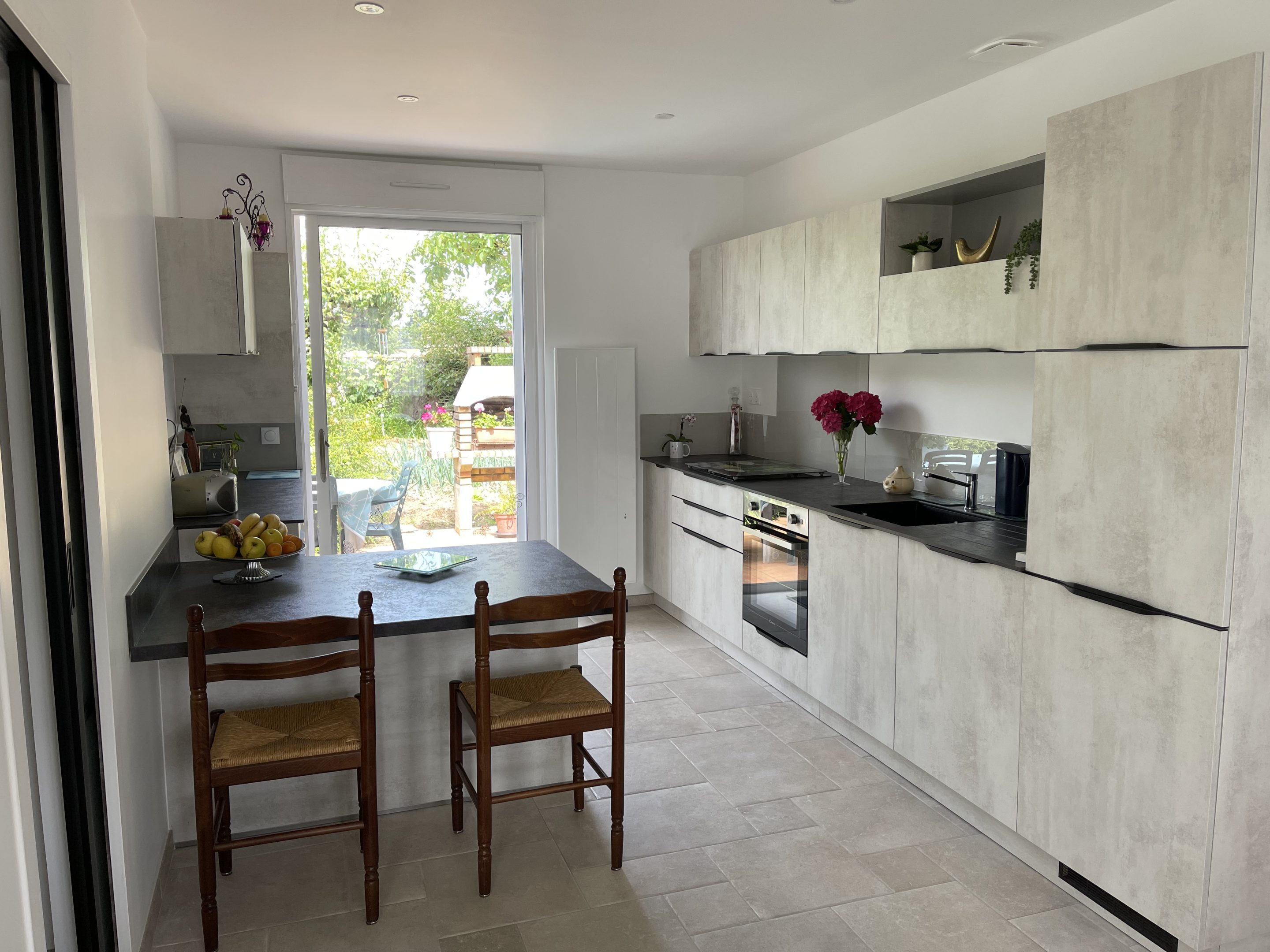 cuisine rénovée dans une maison près de Nantes après optimisation de l'aménagement